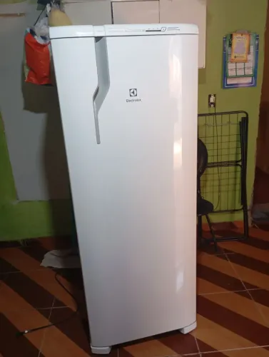 Geladeira Electrolux 240L Branca (RE31) - Muito Conservada / Econômica