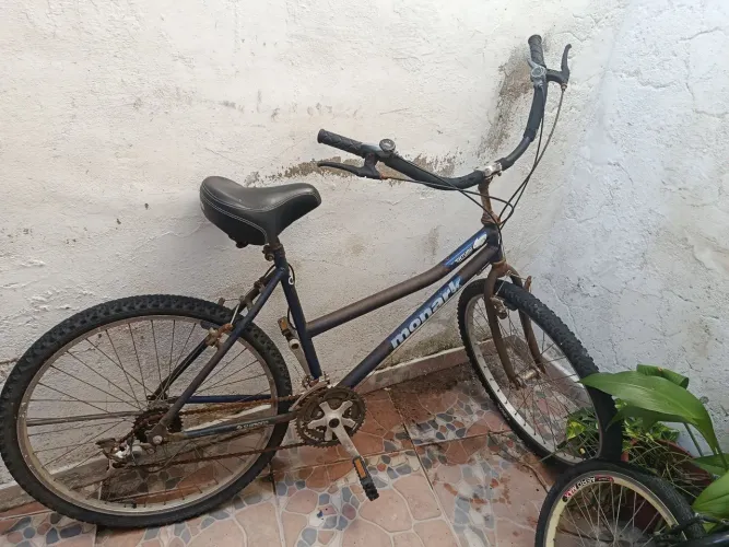Bicicleta usada com defeito