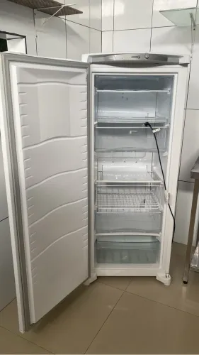 Freezer semi novo 254 litro