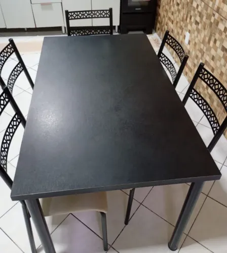 Mesa de jantar retangular, com 6 cadeiras.