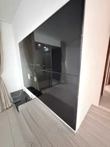 Painel de TV preto laqueado