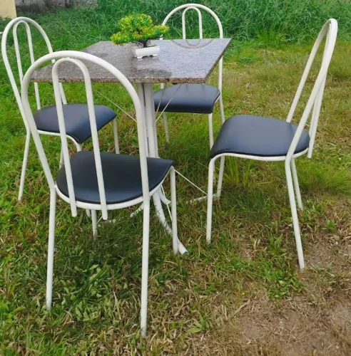 Mesa de Mármore com 4 Cadeiras