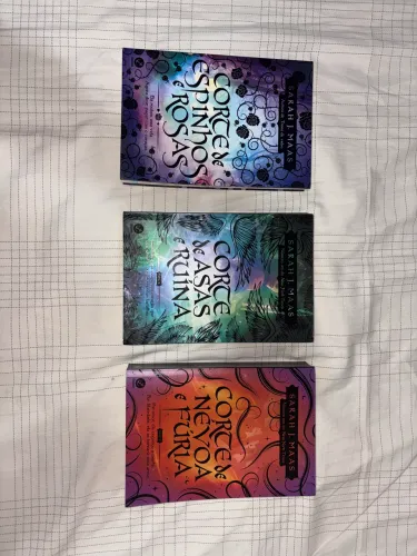 Livros ACOTAR com aspecto de novos (capa antiga)