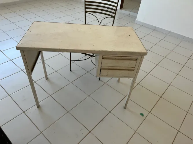 Vendo Escrivaninha de metal antiga na cor branca 