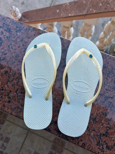 Havaianas Slim Branca com pingente 