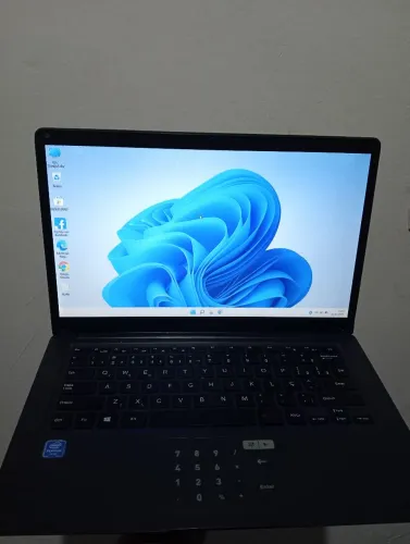 Notebook COMPAQ. Pentium. 4 GB de memória. SSD de 128 GB. Bateria boa. Funcionando tudo.