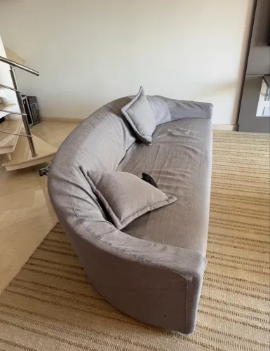 Sofá design moderno curvado com capa