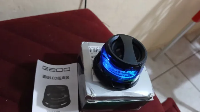 Vendo mini caxa de som portátil LED RBG Magnética