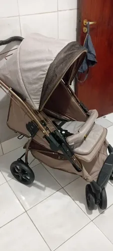 Carrinho e Bebê conforto com suporte
