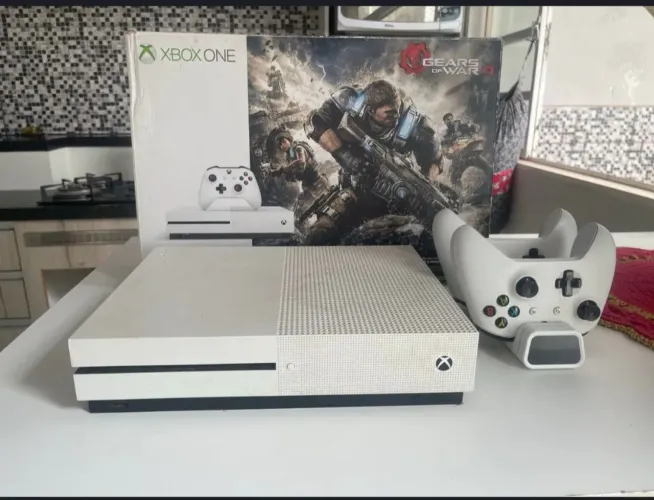XBOX ONE To - 1 TB / 2 controles / Base carregador