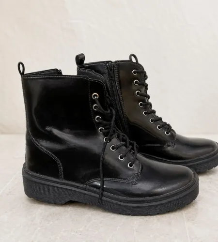 Bota preta estilo cuturno