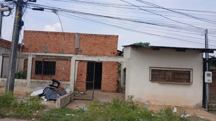 Vendo casa em reforma com ponto comercial