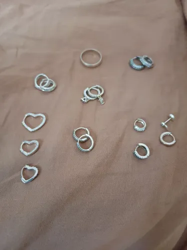 Vendo brincos de prata 925 e 1 anel de prata 925 tamanho 15 sem nome gravado