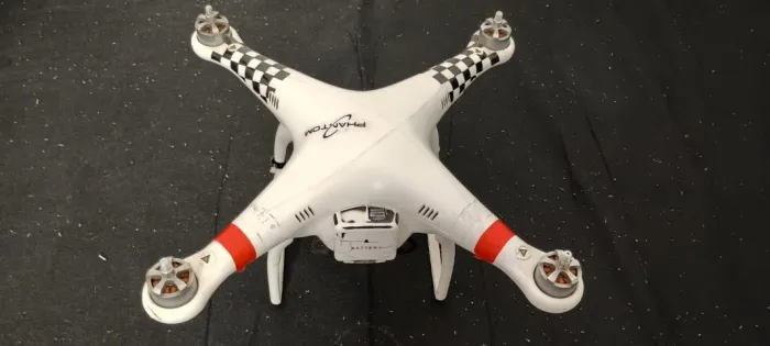 Drone Phantom 1(funciona) usado no estado em que se encontra portinha da bateria quebrada