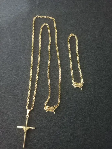 Corrente e pulseira banhado ouro18k.  Com marcação no fecho750. 