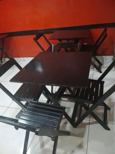 Mesa e cadeiras