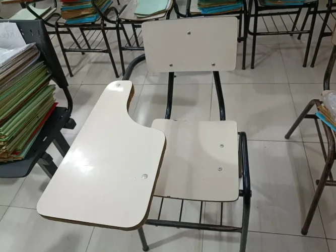 Cadeira Escolar Com Prancheta Lateral Em Formica Bege