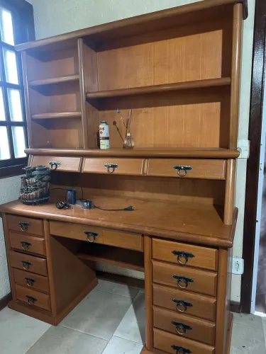 Vendo escrivaninha de madeira em excelente estado
