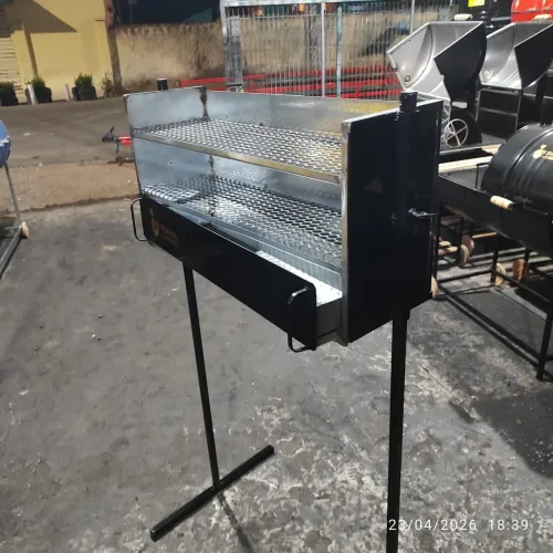 Churrasqueira de espetinhos com gaveta removível e chapa reforçada