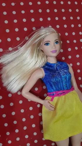 Rara boneca Barbie fashionista curvy