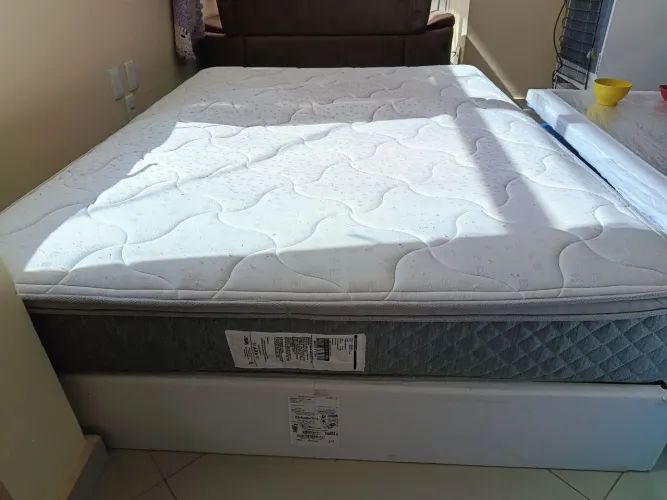 Cama box em excelente estado.