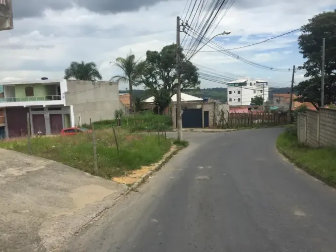 Lote 346 m² em Vespasiano. Permite construção de lojas, garagens ou 2 apartamentos