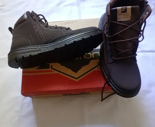  Bota masculina Ferraroni nunca usada