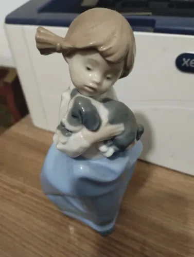 lladró espanha, bibelô classico , com pequena falta de uma maria chiquinha medindo 20 cm..