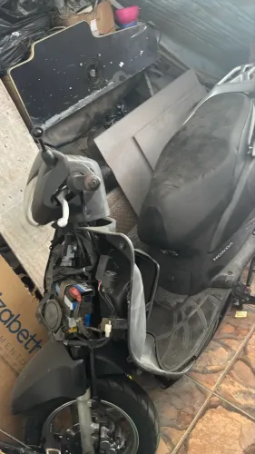 Honda Lead, com documentos e batida 