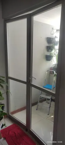 Vende-se porta de alumínio grande com vidro
