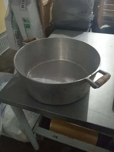 Vendo  9 panelas de alumínio batido 40 L