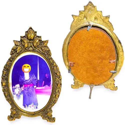 Antigo porta retratos mesa bronze cinzelado oval em relevo motivos florais e ornamentais*