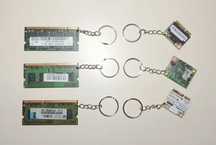 Par de chaveiros geek, peças de computador
