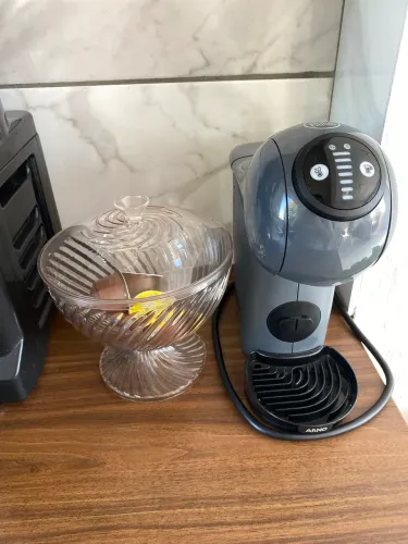 Cafeteira Dolce Gusto + porta cápsula