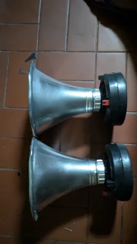 Par Cornetas com Drivers ? Funcionando, Pintura Precisa de Retoque