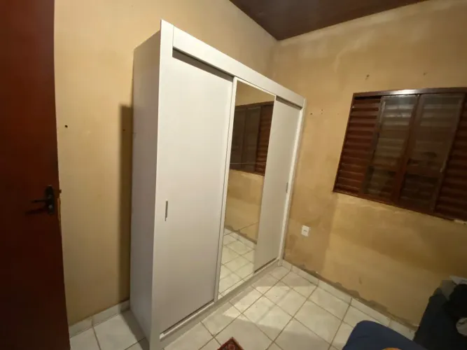 Guara roupa novo cor branca com espelho no meio