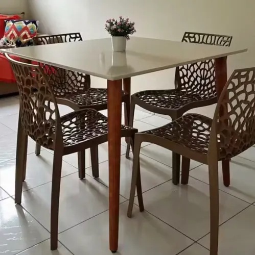 Mesa de jantar 90x90 sem as cadeiras