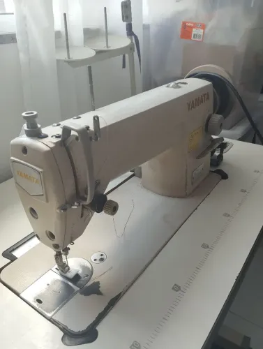 Máquina de costura reta industrial yamata