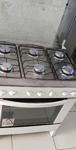 fogão esmaltec funciona às 6 bocas e o forno perfeitamente