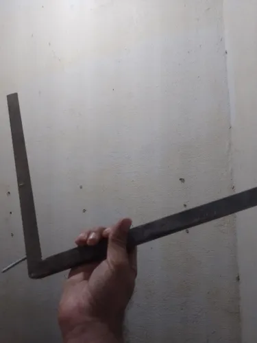 Vendo um suporte para Prateleira com 9 peças por 70 reais
