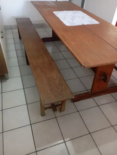 Mesa de angelim com dois bancos