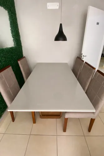 Mesa de Jantar laqueada 6 lugares com 5 Cadeiras - Moderna e Elegante 