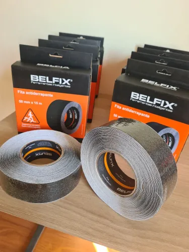 Lote com 8 Rolos de Fita Antiderrapante Belfix 50mm x 15m - Nova