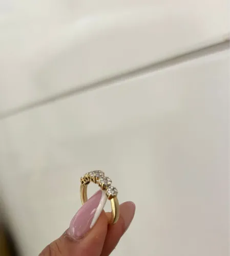 Anel de ouro com pequenos diamantes