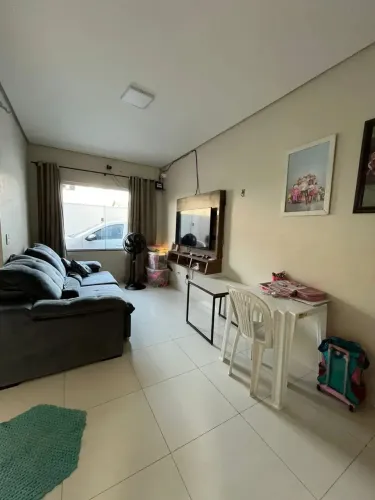 SOBRADO COM TRÊS QUARTOS SENDO UMA SUÍTE NA QUADRA 606 SUL