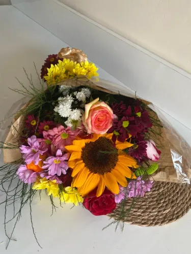 Buquê de flores coloridas /flores lindas e novinhas / pronta entrega