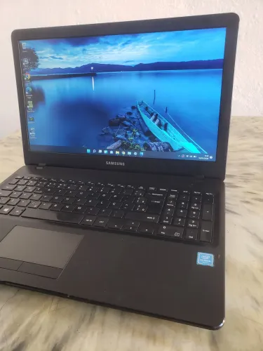 Vendo Notebook Samsung/ 8 Gigas Memória DDR4/SSD 120 Gigas/ Bateria boa/ Intel Dual core