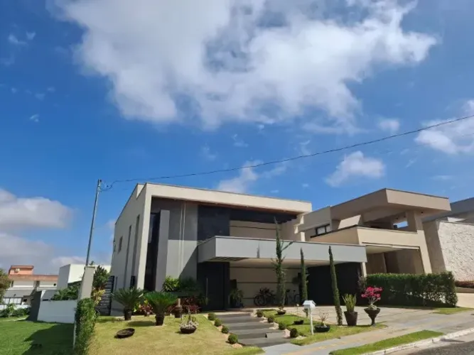 Condomínio do Lago Goiânia - Sobrado com 5 Suítes, 6 banheiros, Piscina, Rico em Armários.