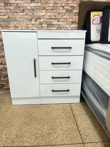 Comoda 4 gavetas (branco e rosa )