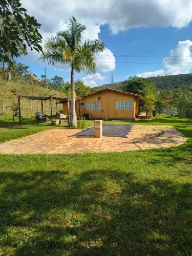 Sítio com casa sede, piscina, casa de caseiro, água por gravidade excelente localização  